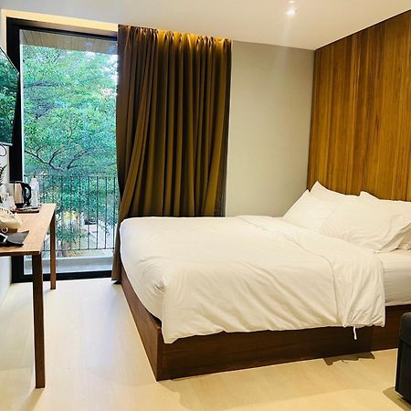 Woodstory Boutique Hotel Банкок Екстериор снимка