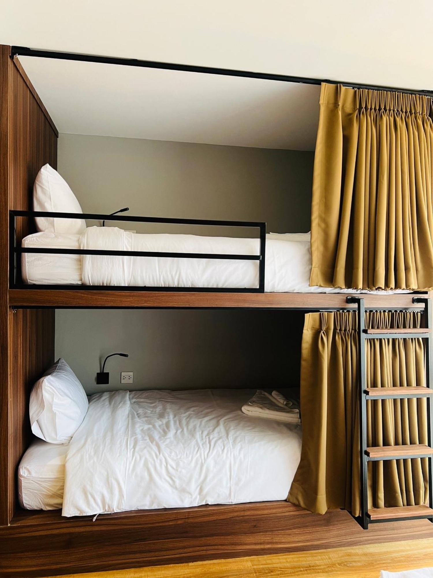 Woodstory Boutique Hotel Банкок Екстериор снимка